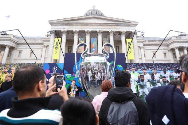 kaiyun-【现场手记】无趣决赛的美丽球迷