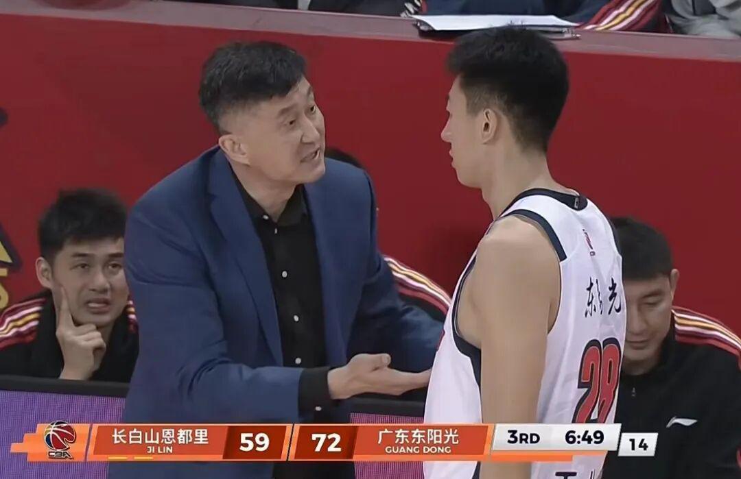 kaiyun-广东男篮21分大胜，奎因42+7+8打出个人秀，焦伯乔伤退姜伟泽27分