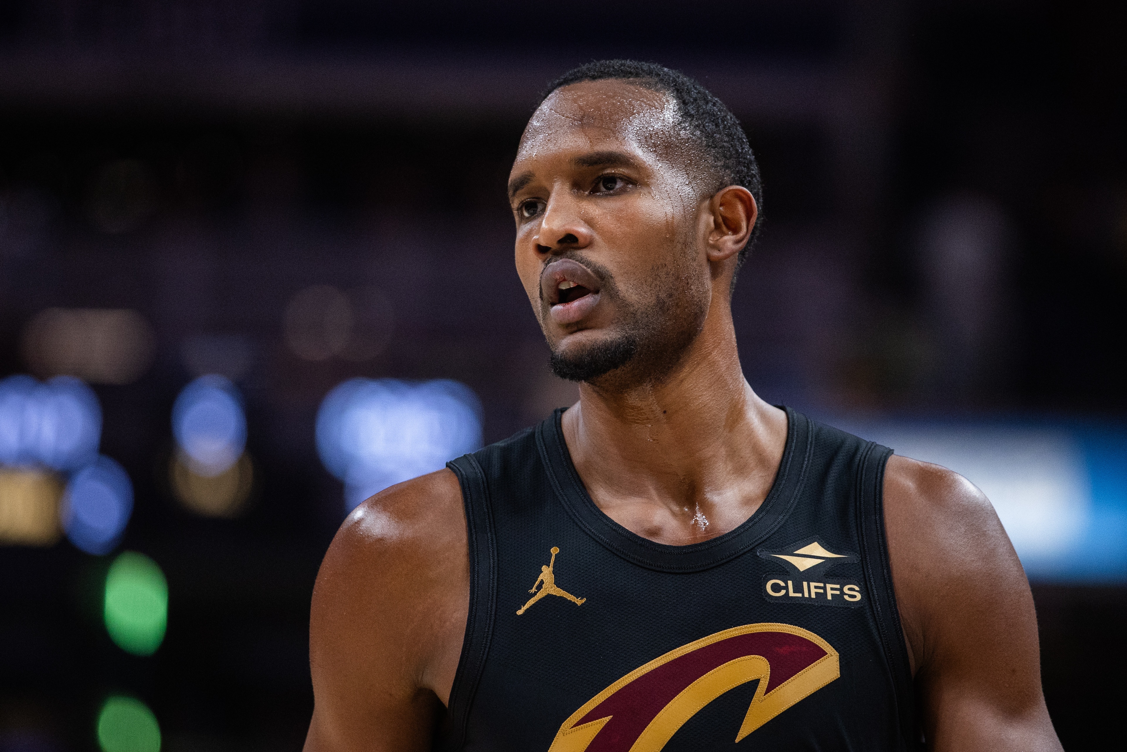 官方平台-先发制人！莫布里勾手打中 骑士开场2分钟9-0打停国王