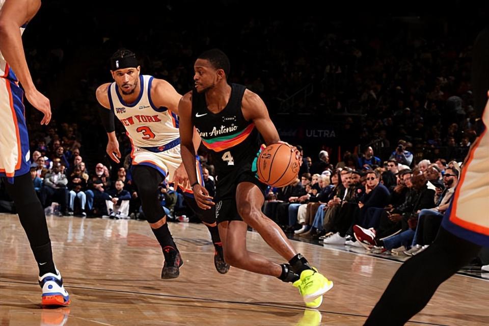 体育入口-被尼克斯各种打爆，马刺后场支柱怎么会突然间打出灾难级表现？